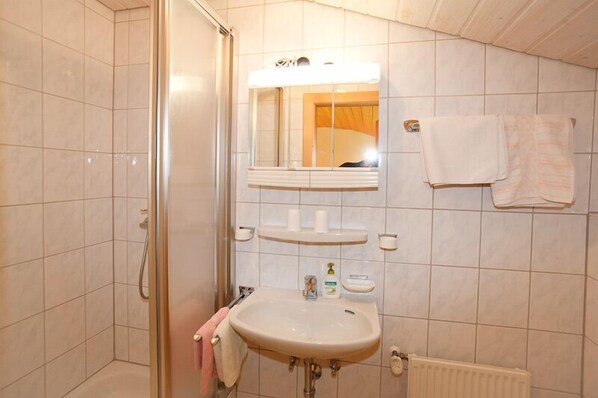Dusche, Haartrockner, Handtücher