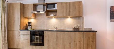 Køleskab, mikrobølgeovn, ovn, kogeplade