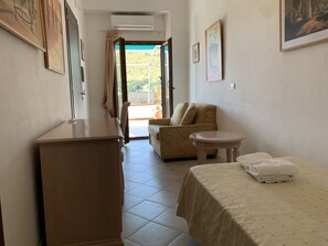 Minibar, una cassaforte in camera, una scrivania, postazione laptop