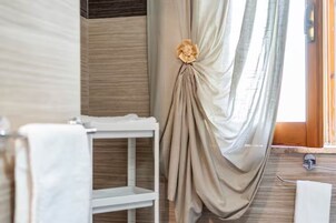 Tripla Standard, 1 camera da letto, vasca da bagno | Bagno | Doccia, set di cortesia gratuito, asciugacapelli, bidet