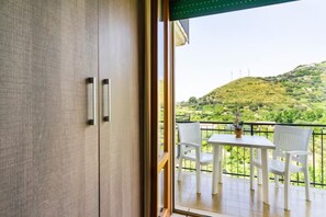 Standard Triple Room, 1 Bedroom, Bathtub | Terrace/patio - Luna e Stelle B&B (Sangineto)