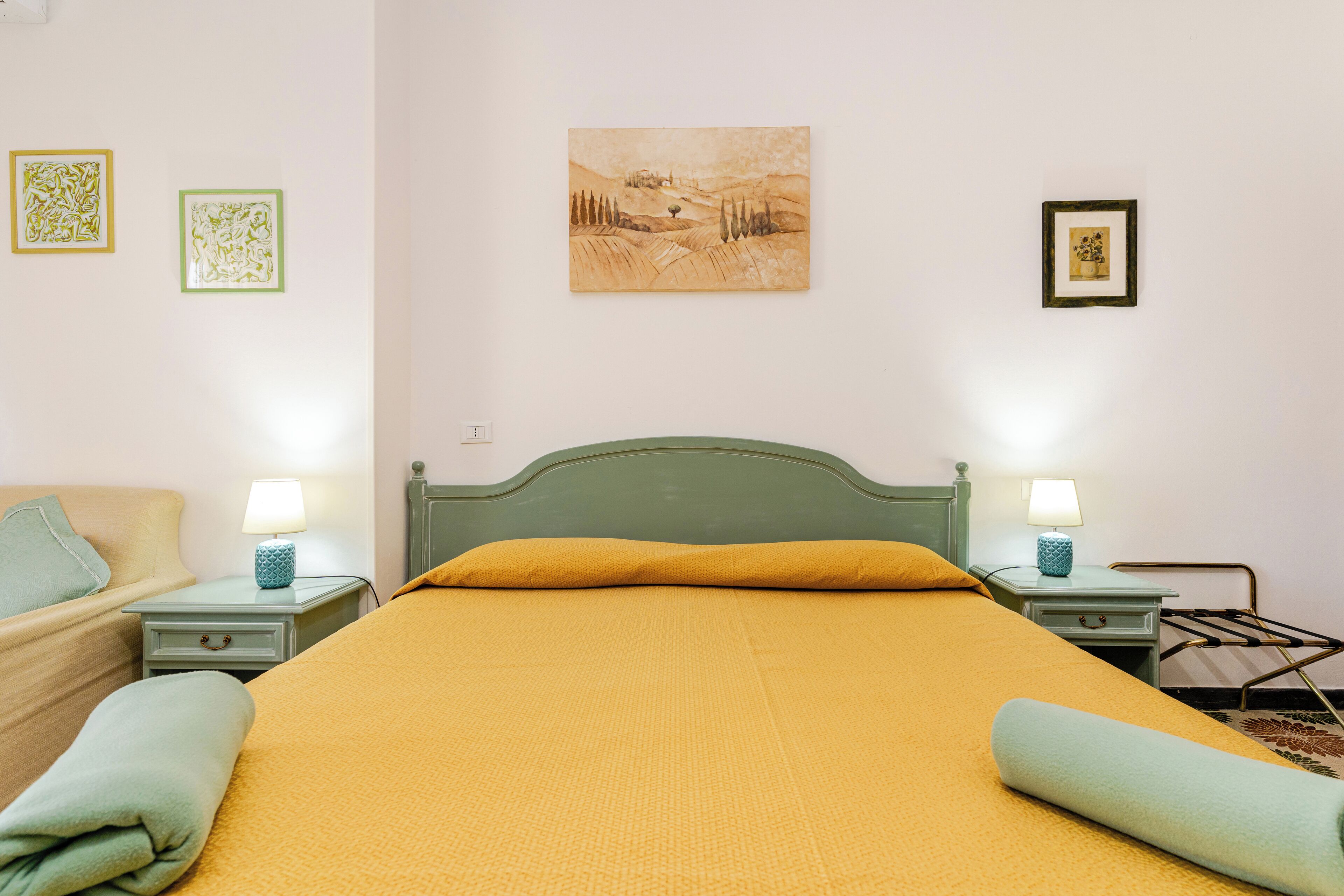 标准三人房, 1 间卧室, 独立浴室 | 迷你吧、客房内保险箱、办公桌、笔记本电脑工作区