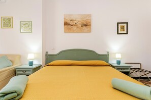 Tripla Standard, 1 camera da letto, bagno in camera | Minibar, una cassaforte in camera, una scrivania, postazione laptop