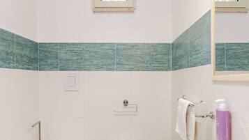 Un bagno con il water, un bidet e un lavandino.