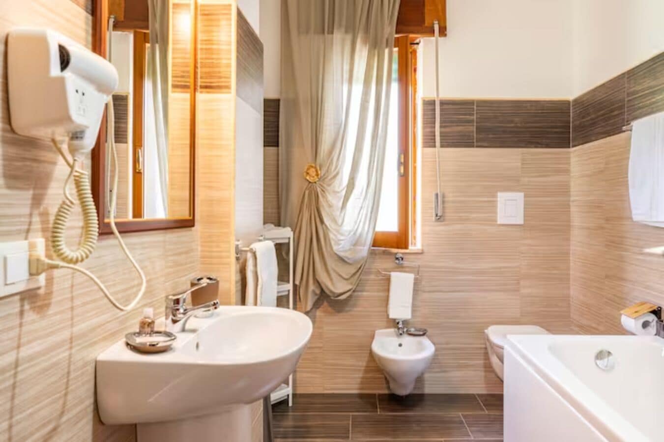 Ducha, artículos de tocador gratuitos, secador de pelo, bidet