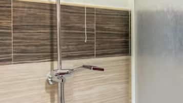 Eine Dusche mit Handbrause und Wandarmatur.