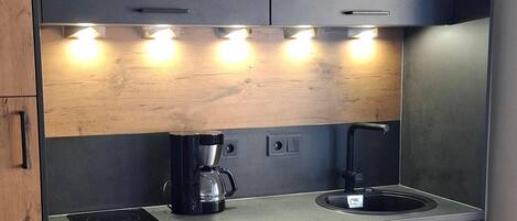 Réfrigérateur, plaque de cuisson, cafetiÚre/bouilloire, grille-pain