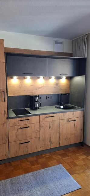 Geladeira, micro-ondas, cooktop, lava-louças