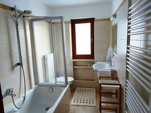 أحواض استحمام، مجففات شعر، مناشف