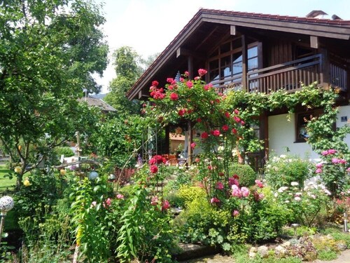 Huoneisto (93sqm), 3 makuuhuonetta, olohuone, keittiö, kylpy / suihku / WC, kaakeliuuni, 2 parveketta