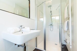 Shower, hair dryer, towels - Ferienwohnung van Hees, "Steinplatte" (Reit im Winkl)