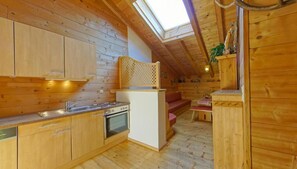 ثلاجة، فرن، موقد طهي مسطح، غسالة أطباق