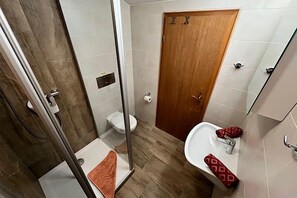 Dusche, Haartrockner, Handtücher