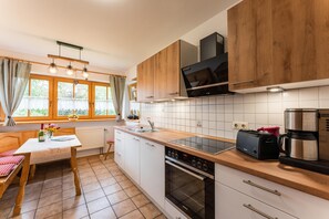 Fridge, oven, stovetop, dishwasher - Ferienwohnung I° extra Schlafzimmer, Süd-Terrasse, 65 qm° (Aschau im Chiemgau)