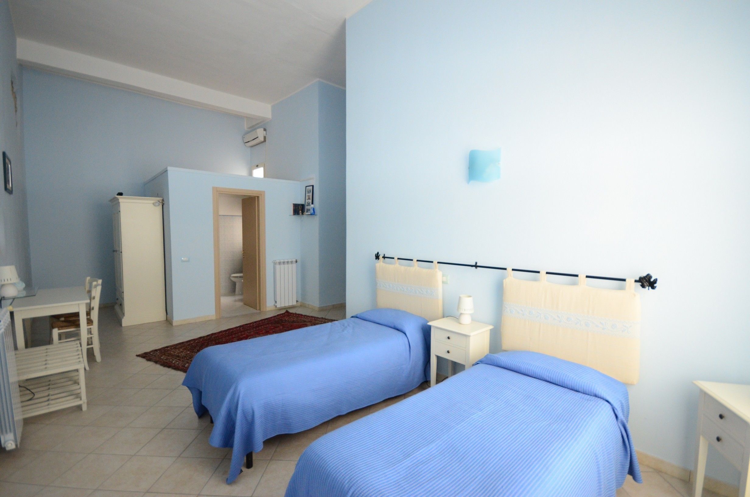 Camera con 2 letti singoli | Una cassaforte in camera, una scrivania, Wi-Fi gratuito, lenzuola