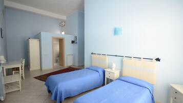 Camera con 2 letti singoli | Una cassaforte in camera, una scrivania, Wi-Fi gratuito, lenzuola