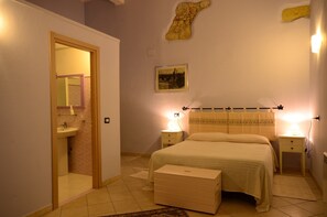 Kamar Double | Kamar mandi | Shower, pengering rambut, kloset, dan handuk