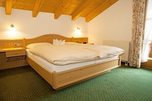 2 bedrooms, internet, bed sheets - (4) Drei-Raum-Ferienwohnung 65qm, 2-6 Personen, Dusche/WC, Wohn-Schlafraum + 2 Extra Schlafzimmer, Küche, großer Balkon (Reit im Winkl)