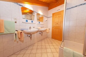Shower, hair dryer, towels - (4) Drei-Raum-Ferienwohnung 65qm, 2-6 Personen, Dusche/WC, Wohn-Schlafraum + 2 Extra Schlafzimmer, Küche, großer Balkon (Reit im Winkl)