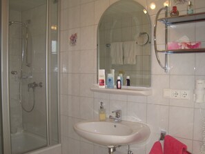 Dusj, hårføner og håndklær