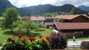 A rural village with traditional houses, a clear sky, and mountains in the background. - Apartment- 3 persons, 50sqm, 1 bedroom, balcony, WLAN (Oberwössen)