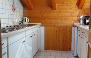 ثلاجة، ميكروويف، موقد طهي مسطح