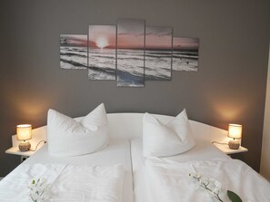 2 habitaciones, cuna de viaje y ropa de cama 