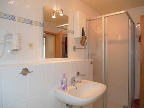 Shower, hair dryer, towels, soap - Vacation apartment on the Baltic Sea - Seagull - Holiday apartment Seagull 1 (Zinnowitz)