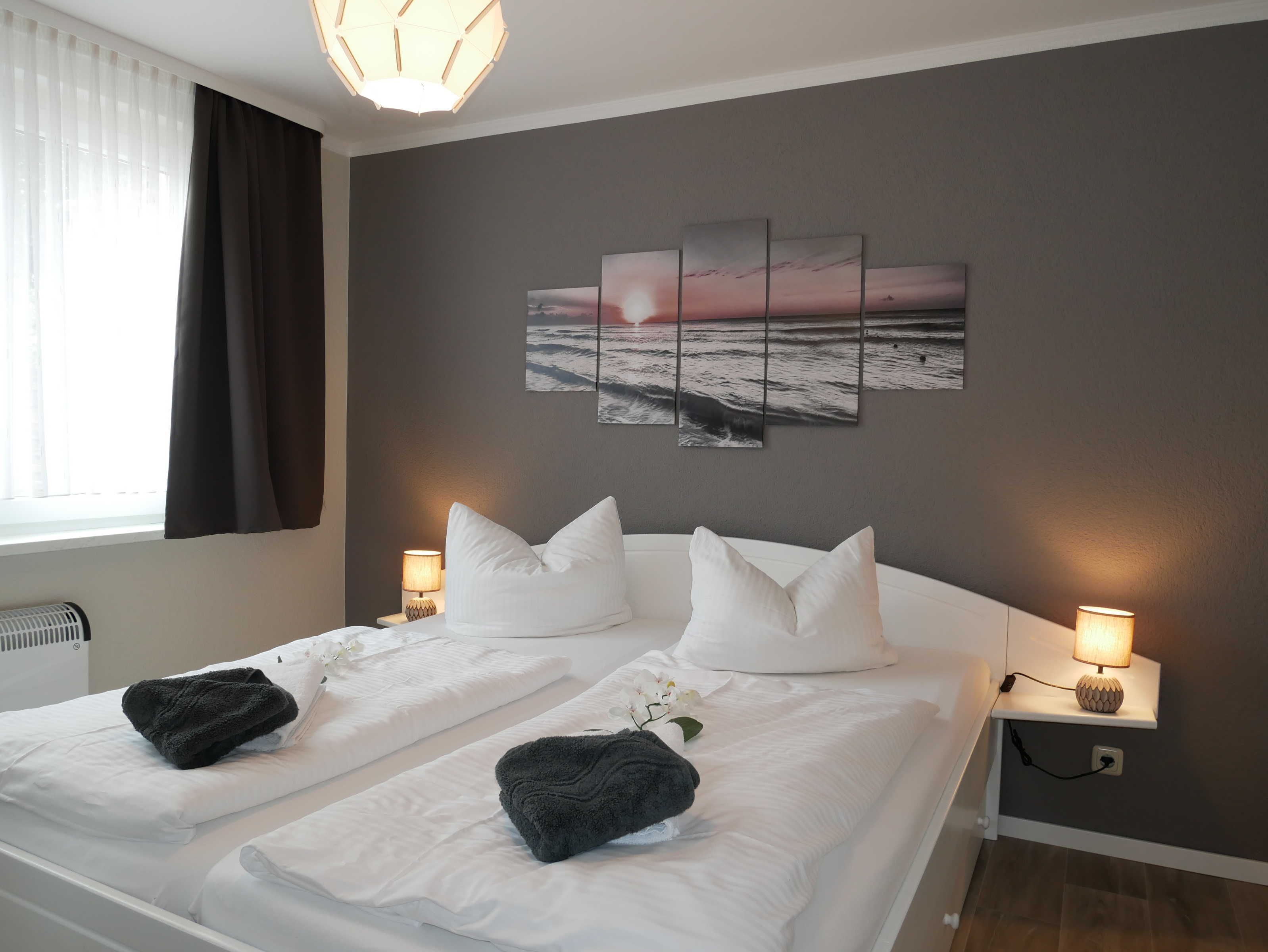 2 habitaciones, cuna de viaje y ropa de cama 