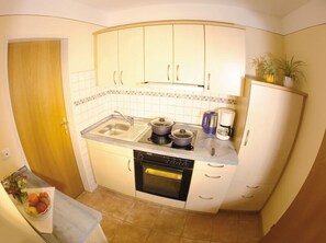 Kühlschrank, Mikrowelle, Herdplatte, Wasserkocher mit Kaffee-/Teezubehör