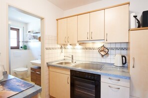 Kühlschrank, Mikrowelle, Herdplatte, Wasserkocher mit Kaffee-/Teezubehör