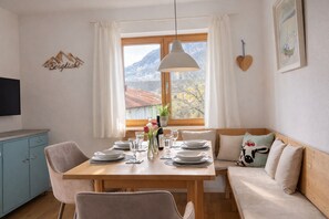 Dining - Vacation apartment 73 m², 1-4 persons, 2 bedrooms, balcony, private garden (Unterwössen)