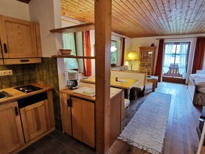Fridge, microwave, stovetop, dishwasher - Wetterkreuz vacation apartment with additional bedroom for families (Reit im Winkl)