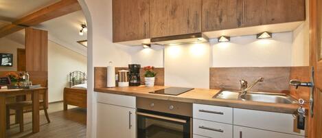 Kylskåp, ugn, spishäll och kaffe- och tebryggare