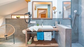 Dusche, Haartrockner, Handtücher