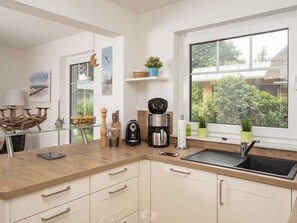 Refrigerador, horno, lavavajillas y utensilios de cocina 