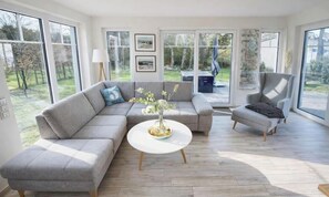 Televisión y chimenea 