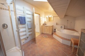 Bathtub, hair dryer, towels - Apartment Antenbichllehen Hochthron 75 sqm, 1 bedroom with balcony (Berchtesgaden)