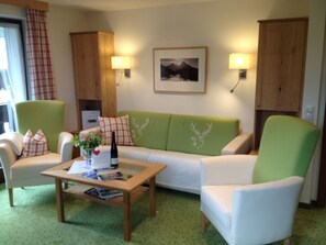 Fernseher, DVD-Player, Tischtennisplatte