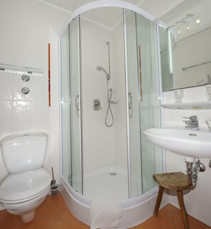 Dusche, Haartrockner, Handtücher