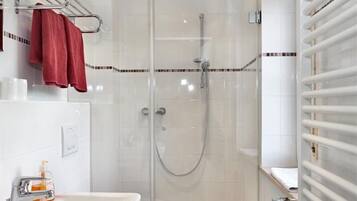 Dusche, Haartrockner, Handtücher