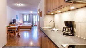 Une cuisine moderne équipée d’une cuisinière intégrée, d’une machine à café et d’un évier.