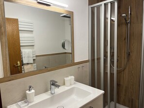 Dusche, Haartrockner, Handtücher