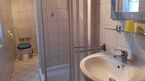 Ein Badezimmer mit Toilette, Dusche und Waschbecken.