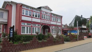 Ein rot-weißes Gebäude mit der Aufschrift "Villa Loots".