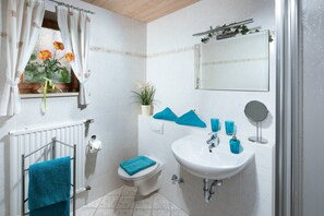 Shower, hair dryer, towels - Ferienwohnung Untersberg, 1 bis 2 Personen, 41 qm, Terrasse (Schönau am Königssee)