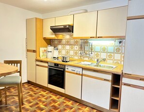 Kühlschrank, Ofen, Herdplatte, Geschirrspüler