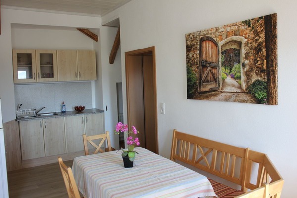 Ferienwohnung DG, 2-5 Pers., 2 Schlafzimmer, Du/WC + Badewanne, Ostbalkon-Küche