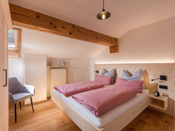 1 slaapkamer, een strijkplank/strijkijzer, internet, beddengoed