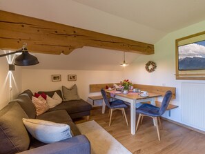 Ferienwohnung Wildbarren, 52 qm mit Südbalkon und zwei Schlafzimmer-Wohn- und Essbereich